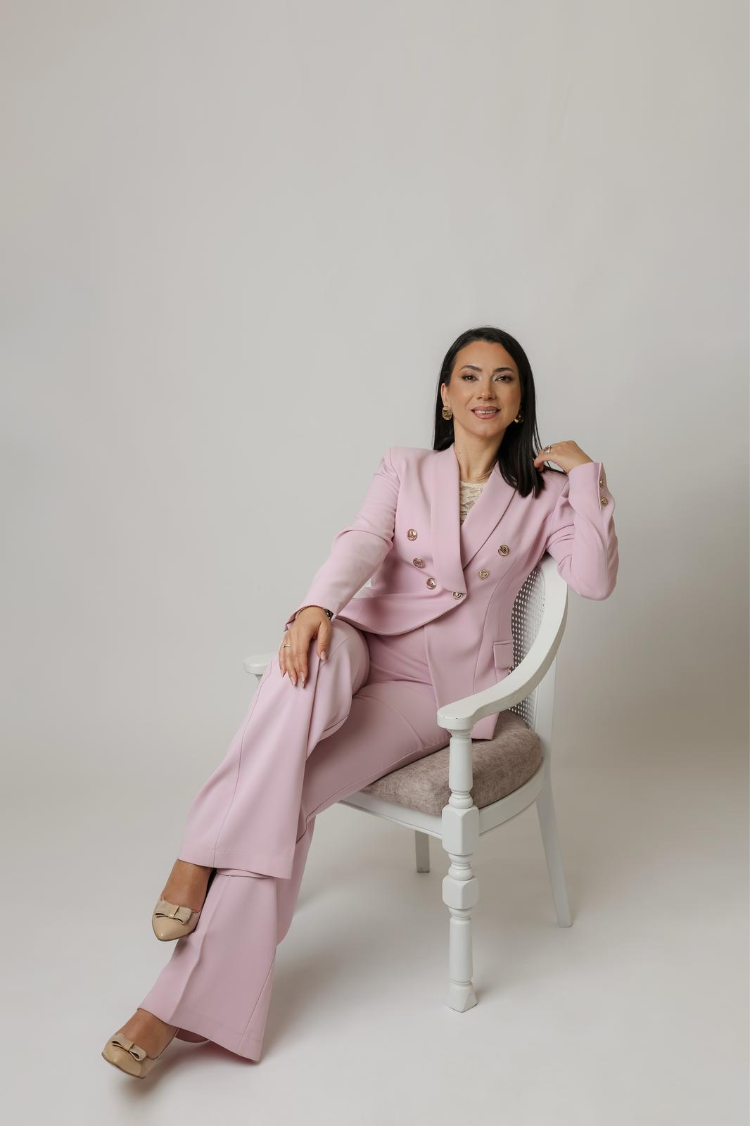 rappresentazione di Carmen garda organizzatrice di nail-bloom-experience e professionista nel mondo delle unghie